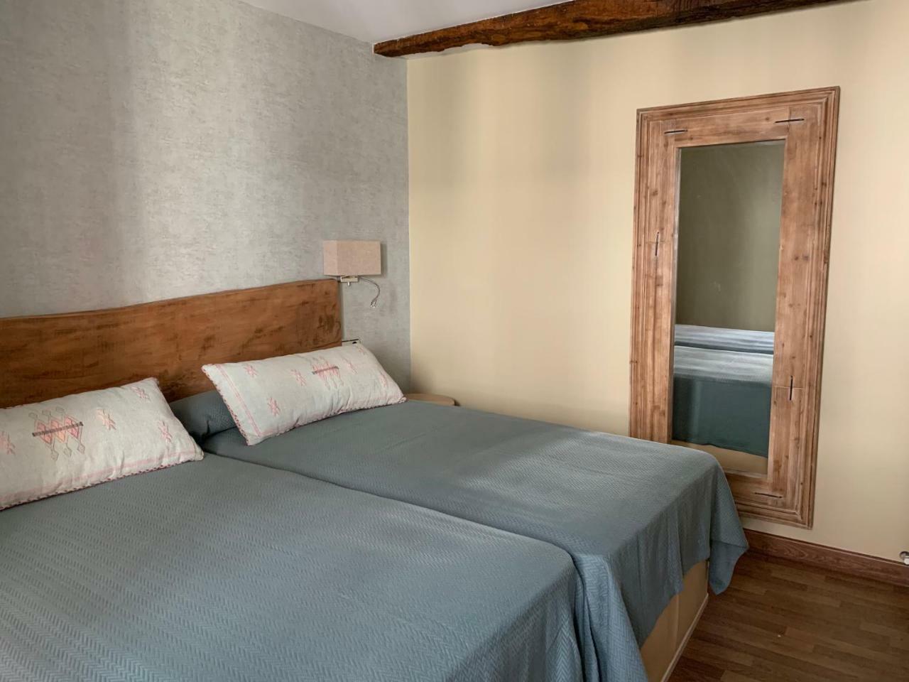 Hostal El Resbalon Cervera De Pisuerga Bagian luar foto