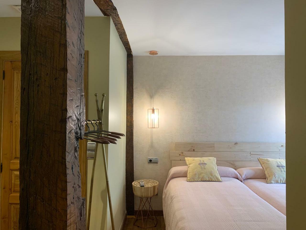 Hostal El Resbalon Cervera De Pisuerga Bagian luar foto